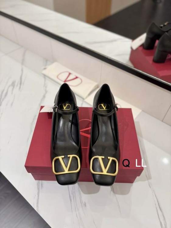 Picture of Valentino Shoes _SKUValentinosz35-40LL080720338